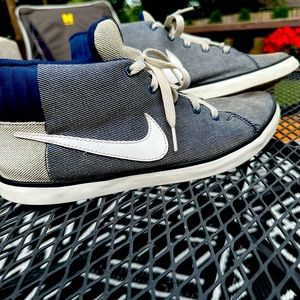 Nike Men’s Size 9.5 - rare - mid top